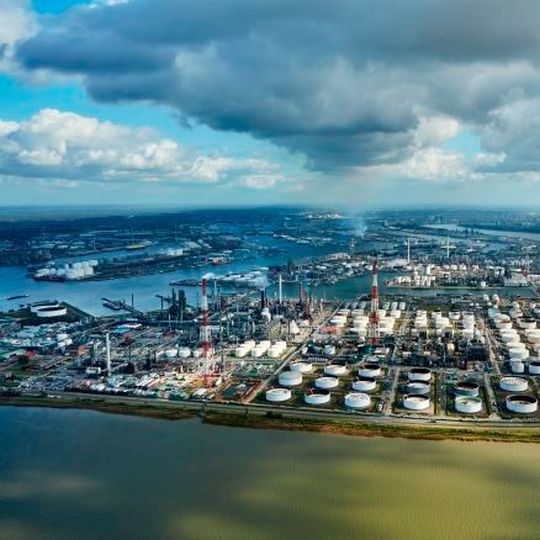 Total completes the upgrade of its largest refining & petrochemicals platform in Europe Total completes the upgrade of its largest refining & petrochemicals platform in Europe