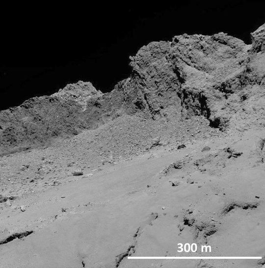 Blick auf eine fremde Welt: Wenn der Komet 67P/Churyumov-Gerasimenko sich der Sonne nähert, verdampfen gefrorene Gase unterhalb der Oberfläche und reißen winzige Staubpartikel mit sich. Blick auf eine fremde Welt: Wenn der Komet 67P/Churyumov-Gerasimenko sich der Sonne nähert, verdampfen gefrorene Gase unterhalb der Oberfläche und reißen winzige Staubpartikel mit sich.