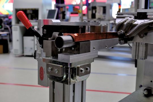 Ein großer Kostenvorteil besteht auch in der Wiederverwendbarkeit der Einheit. Der Einsatz kann im Schweißvorrichtungsbau, als auch bei Klebe- Montage- und Messvorrichtungen erfolgen. Ein großer Kostenvorteil besteht auch in der Wiederverwendbarkeit der Einheit. Der Einsatz kann im Schweißvorrichtungsbau, als auch bei Klebe- Montage- und Messvorrichtungen erfolgen.
