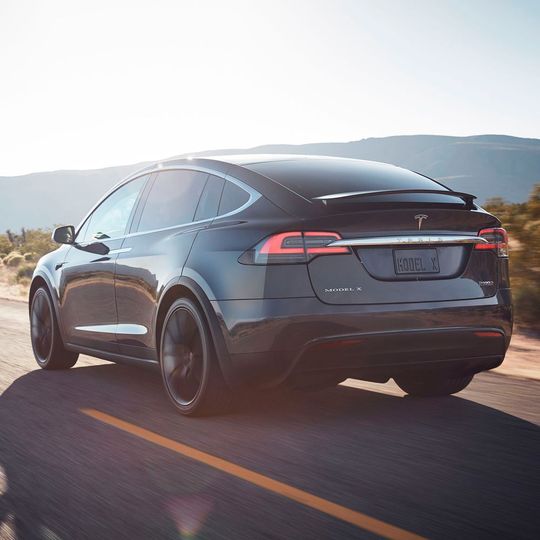 Ein Tesla Model X P100DL+ war das Topmodell im Angebot des Fahrzeugvermieters „Elektromotron“. Daimler-Ingenieure haben das Auto offenbar bei Testfahrten sichtlich strapaziert.