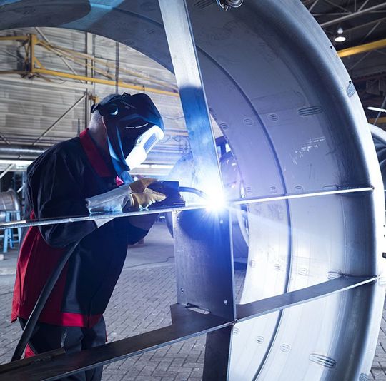 Glückliche Lunge: Nicht nur beim Schweißen von niedriglegiertem Stahl mit dem innovativen Schweißprozess forcearc von EWM etwa, schlägt sich ein großer Teil des Schweißstaubs auf der Werkstückoberfläche nieder. Die Schweißrauchemission ist im Vergleich zum Sprühlichtbogen um bis zu 40 % reduziert, wie es heißt. Glückliche Lunge: Nicht nur beim Schweißen von niedriglegiertem Stahl mit dem innovativen Schweißprozess forcearc von EWM etwa, schlägt sich ein großer Teil des Schweißstaubs auf der Werkstückoberfläche nieder. Die Schweißrauchemission ist im Vergleich zum Sprühlichtbogen um bis zu 40 % reduziert, wie es heißt.