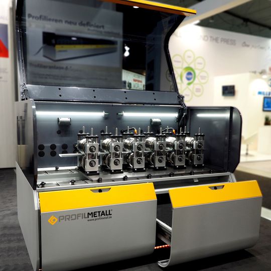 Das neue Maschinenkonzept auf der Blechexpo im November 2017 in Stuttgart. Das neue Maschinenkonzept auf der Blechexpo im November 2017 in Stuttgart.