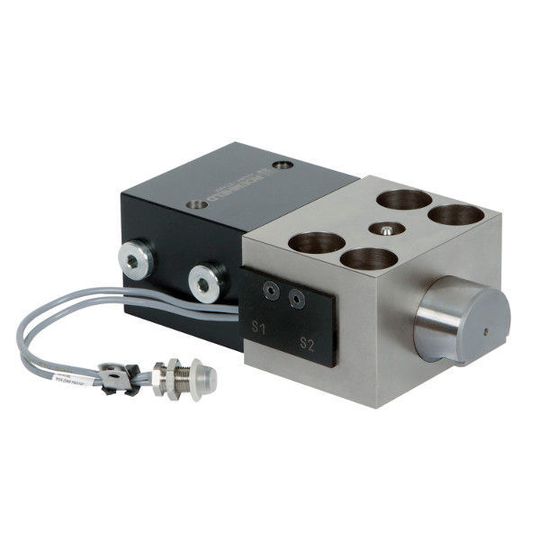 Der neue Keilspanner sorgt durch einen patentierten Spannbolzen mit formschlüssiger Sicherheitsstufe und mit passender Adapterplatte für mehr Sicherheit am Pressenstößel. Der neue Keilspanner sorgt durch einen patentierten Spannbolzen mit formschlüssiger Sicherheitsstufe und mit passender Adapterplatte für mehr Sicherheit am Pressenstößel.