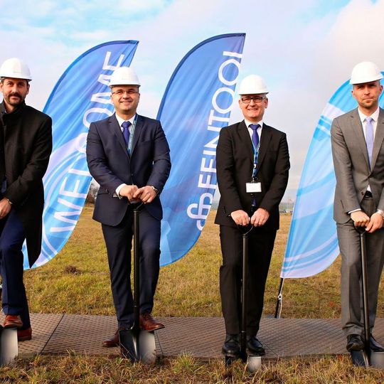 V.l.n.r.: Jan Paparega (Stadt Most), Juraj Bujnak, Knut Zimmer (beide Feintool) und Michal Král (Goldbeck) beim Spatenstich. V.l.n.r.: Jan Paparega (Stadt Most), Juraj Bujnak, Knut Zimmer (beide Feintool) und Michal Král (Goldbeck) beim Spatenstich.