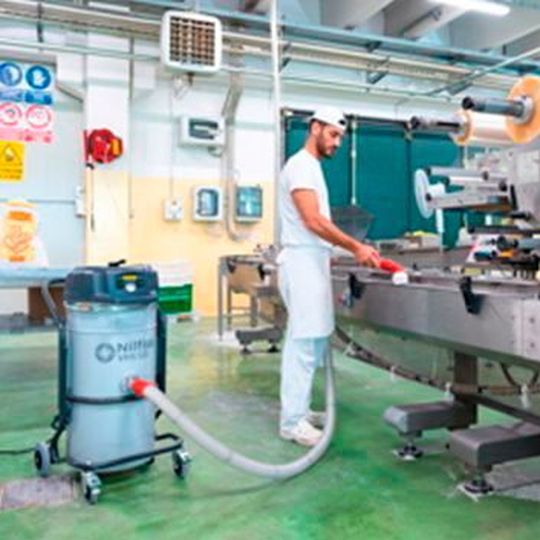 Für die Beseitigung von grobem Schmutz, Flüssigkeiten oder feinen Stäuben ist der VHS120 von Nilfisk der passende Industriesauger. Für die Beseitigung von grobem Schmutz, Flüssigkeiten oder feinen Stäuben ist der VHS120 von Nilfisk der passende Industriesauger.