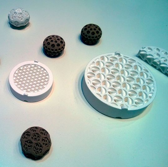 Voxeljet stellte auf der formnext 2017 das Chemieunternehmen Johnson Matthey aus England als neuen Kooperationspartner vor. Durch die Skalierbarkeit der Voxeljet 3D-Druck Technologie ist Johnson Matthey heute in der Lage, eine Vielzahl an Produkten flexibel auf Forschungssystemen zu entwickeln, die Funktionsfähigkeit durch einen Prototypensystem zu bestätigen und folgend das Fabrikat auf einem Produktivitätslevel von mehreren Tonnen Durchsatz tatsächlich herzustellen. Voxeljet stellte auf der formnext 2017 das Chemieunternehmen Johnson Matthey aus England als neuen Kooperationspartner vor. Durch die Skalierbarkeit der Voxeljet 3D-Druck Technologie ist Johnson Matthey heute in der Lage, eine Vielzahl an Produkten flexibel auf Forschungssystemen zu entwickeln, die Funktionsfähigkeit durch einen Prototypensystem zu bestätigen und folgend das Fabrikat auf einem Produktivitätslevel von mehreren Tonnen Durchsatz tatsächlich herzustellen.