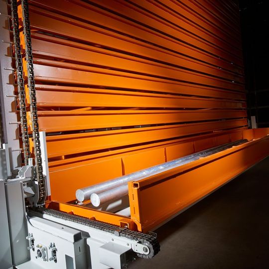 Das kompakte Turmlagersystem Ecostore ist zur Aufbewahrung von Langgut bis 6,5 m Länge geeignet. Das kompakte Turmlagersystem Ecostore ist zur Aufbewahrung von Langgut bis 6,5 m Länge geeignet.