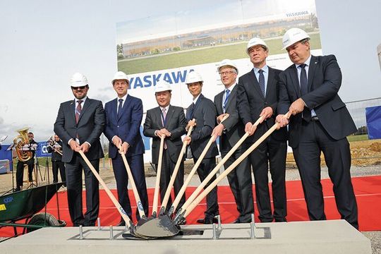 Yaskawa verstärkt seine Präsenz in Europa und baut die erste europäische Roboterfabrik im slowenischen Kočevje. Damit sollen 80 Prozent aller Motoman-Roboter in Europa aus der EU produziert werden. Yaskawa verstärkt seine Präsenz in Europa und baut die erste europäische Roboterfabrik im slowenischen Kočevje. Damit sollen 80 Prozent aller Motoman-Roboter in Europa aus der EU produziert werden.