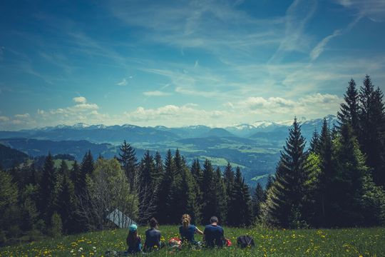 Die Deutschen wollen nicht „besser“ sondern „glücklicher“ werden. Der neue Werte-Index zeigt, dass Natur und Familie wichtiger als Erfolg sind. Die Deutschen wollen nicht „besser“ sondern „glücklicher“ werden. Der neue Werte-Index zeigt, dass Natur und Familie wichtiger als Erfolg sind.