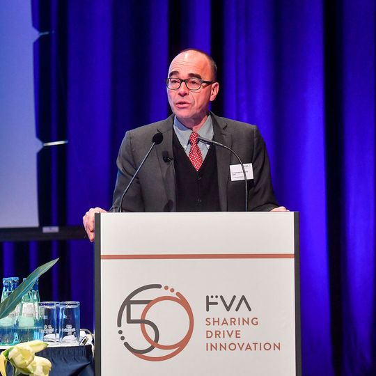 Dr. Burkhard Pinnekamp, Leiter Zentrale Technik, Renk AG und stellvertretender Vorsitzender des Wissenschaftlichen Beirats der FVA Dr. Burkhard Pinnekamp, Leiter Zentrale Technik, Renk AG und stellvertretender Vorsitzender des Wissenschaftlichen Beirats der FVA