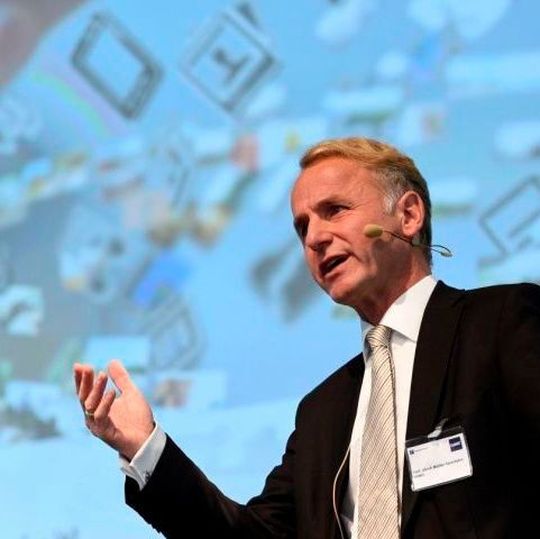 Prof. Dr. Ulrich Müller-Steinfahrt, FHWS: „In der Zustellung von Paketen werden Drohnen in naher und mittlerer Zukunft in Deutschland nicht eingesetzt werden, aber im Lager sehe ich viele Anwendungsmöglichkeiten.“