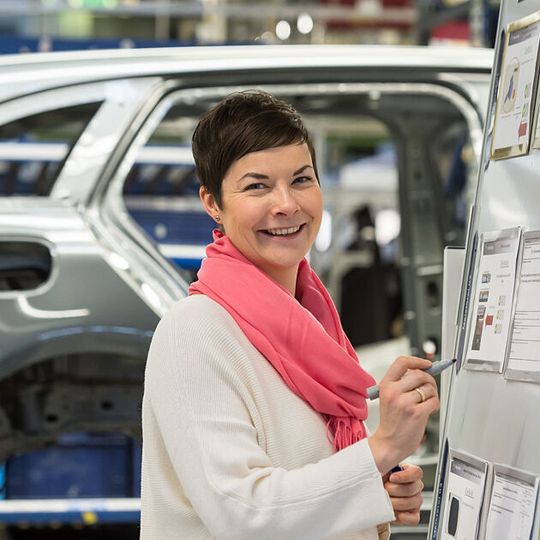 Projekt „CROSS“ im Mercedes-Benz Werk Bremen: BLG-Teilnehmerin Peggy Wenzel in der Montagehalle für C-Klasse und GLC. Projekt „CROSS“ im Mercedes-Benz Werk Bremen: BLG-Teilnehmerin Peggy Wenzel in der Montagehalle für C-Klasse und GLC.