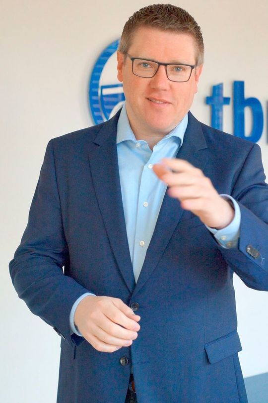 Jens Fuderholz ist Geschäftsführer der TBN Public Relations GmbH und Dozent für PR 2.0 und PR-Praxis im Studiengang Technikjournalismus/Technik-PR der Technischen Hochschule Nürnberg. Jens Fuderholz ist Geschäftsführer der TBN Public Relations GmbH und Dozent für PR 2.0 und PR-Praxis im Studiengang Technikjournalismus/Technik-PR der Technischen Hochschule Nürnberg.