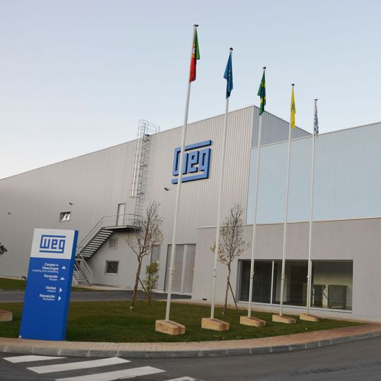 Produktion von Niederspannungsmotoren auf 45.000 m²: Die neue WEG-Fertigungsstätte im portugiesischen Santo Tirso verbessert Angebot und Service in Europa. Produktion von Niederspannungsmotoren auf 45.000 m²: Die neue WEG-Fertigungsstätte im portugiesischen Santo Tirso verbessert Angebot und Service in Europa.