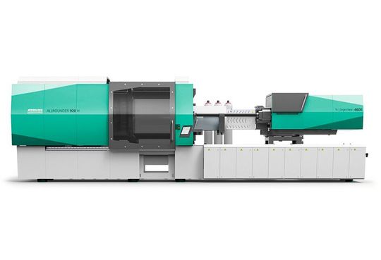 Auf der Fakuma 2017 stellte Arburg seine neue Spritzgießmaschine vor, den Allrounder 920 H. Seine Schließkraft liegt bei 5000 kN.