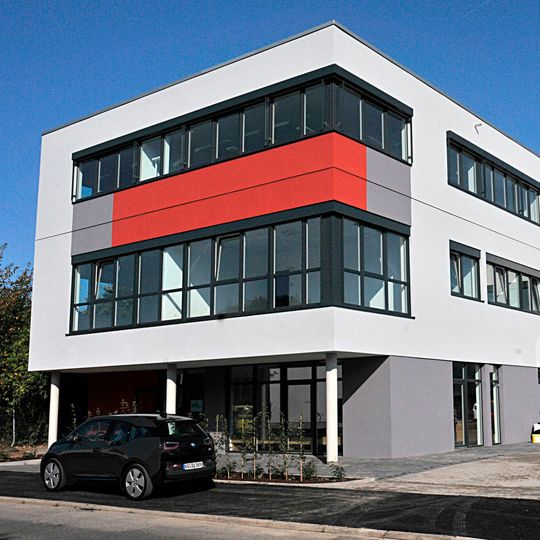 Bereits vor zehn Jahren stellte die Kfz-Innung erste Überlegungen bezüglich einer neuen Immobilie an. Bereits vor zehn Jahren stellte die Kfz-Innung erste Überlegungen bezüglich einer neuen Immobilie an.