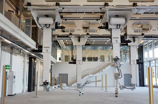 Das Robotic Fabrication Laboratory ist ein weltweit einzigartiges Robotik-Labor, in dem vier ABB-Roboter von einem deckenmontierten Güdel-Flächenportal hängen. Zusammen kommt die Installation auf 36 Systemachsen, mit deren Hilfe Objekte auf eine Genauigkeit von einem halben mm an jedem beliebigen Ort im 45 m × 17 m × 6 m großen Raum platziert werden können. Die Installation bietet die einzigartige Möglichkeit, zweistöckige Objekte im Maßstab 1:1 in einem Labor herstellen zu können.