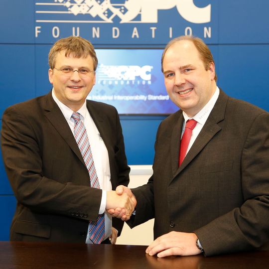 Stefan Hoppe (l.), Vizepräsident der OPC Foundation, und Christian Stickling, Miele, freuen sich über die künftige Zusammenarbeit. Stefan Hoppe (l.), Vizepräsident der OPC Foundation, und Christian Stickling, Miele, freuen sich über die künftige Zusammenarbeit.