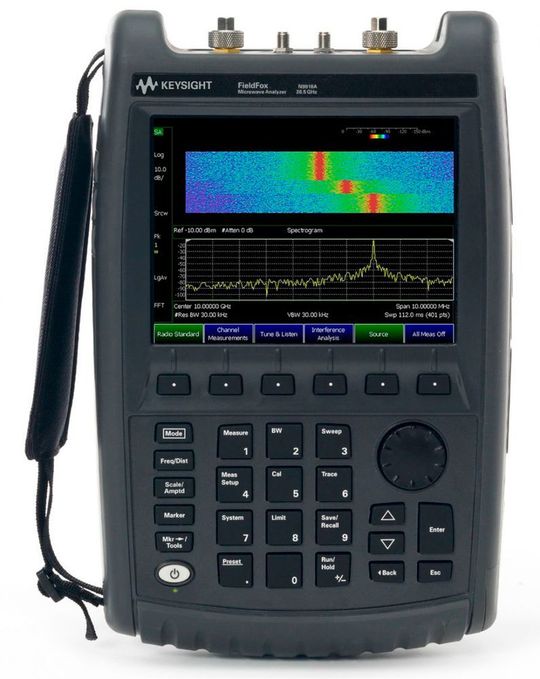 Mit dem HF-Analysator des Typs FieldFox unterstützt Messgeräte-Hersteller Keysight die Europäische Weltraumagentur ESA. Getestet wurde die Antenne der Raumsonde, mit der die Oberfläche der Eismonde untersucht werden sollen. Mit dem HF-Analysator des Typs FieldFox unterstützt Messgeräte-Hersteller Keysight die Europäische Weltraumagentur ESA. Getestet wurde die Antenne der Raumsonde, mit der die Oberfläche der Eismonde untersucht werden sollen.