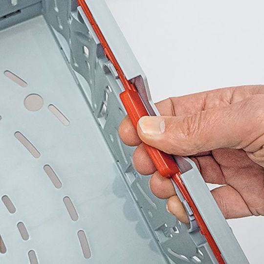 Der Active-Lock-Verschluss der Drybox ist bereits von der bewährten Twistlock-Box von Cabka-IPS her bekannt. Der Active-Lock-Verschluss der Drybox ist bereits von der bewährten Twistlock-Box von Cabka-IPS her bekannt.