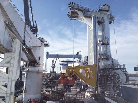 Der Tower Crane ist für eine Bewegung von 180° ausgelegt und muss extremen Seebedingungen standhalten. Der Tower Crane ist für eine Bewegung von 180° ausgelegt und muss extremen Seebedingungen standhalten.