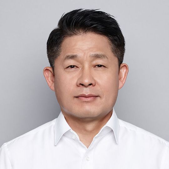 Hankook Tire hat Soo-Il Lee, 55, mit Wirkung zum 1. Januar 2018 zum neuen President & Chief Executive Officer ernannt. Hankook Tire hat Soo-Il Lee, 55, mit Wirkung zum 1. Januar 2018 zum neuen President & Chief Executive Officer ernannt.