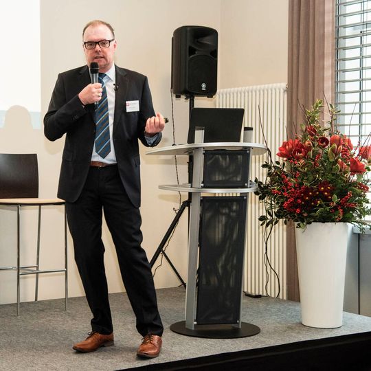 Andreas Sutter von Meusburger hielt die Keynote zum Thema "Wissen managen und mit Wissen managen - Strategischer und organisierter Umgang mit der Ressource Wissen in der Industrie". Andreas Sutter von Meusburger hielt die Keynote zum Thema "Wissen managen und mit Wissen managen - Strategischer und organisierter Umgang mit der Ressource Wissen in der Industrie".