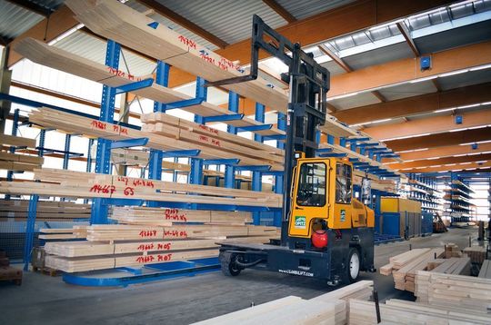 Der LPG-Antrieb der „Combilifts“ hält bis zu drei 8-h-Schichten durch, bevor nachgetankt werden muss.