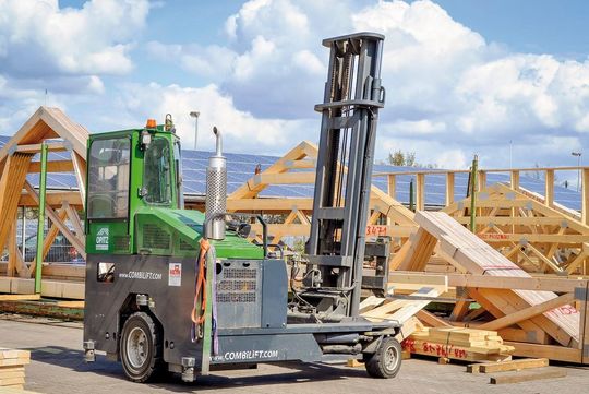 Bei Opitz Holzbau haben Vierwegestapler die zuvor genutzten Zweiwegegeräte ersetzt.