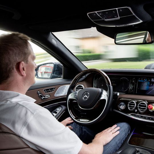 Gerade mit Blick auf Autonomes Fahren müssen Fahrzeugentwickler besonders scharf auf Security-Aspekte achten. Zu diesem Zweck hat Blackberry ein grundlegendes Konzept zur Sicherung vernetzter und automer Fahrzeuge vorgestellt. Gerade mit Blick auf Autonomes Fahren müssen Fahrzeugentwickler besonders scharf auf Security-Aspekte achten. Zu diesem Zweck hat Blackberry ein grundlegendes Konzept zur Sicherung vernetzter und automer Fahrzeuge vorgestellt.