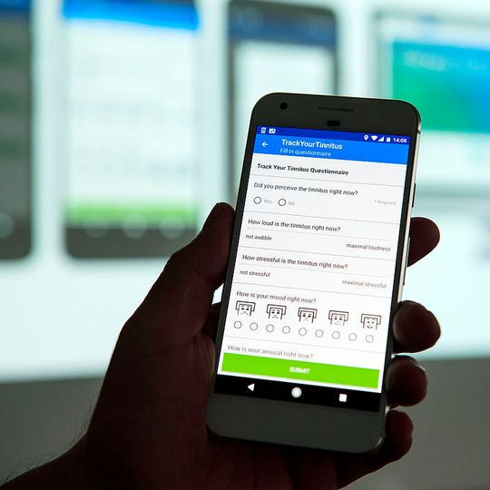 Mit Hilfe der Tinnitus-App liefert das Smartphone wertvolle Daten über Faktoren, die die Tinnitus-Stärke beeinflussen. Mit Hilfe der Tinnitus-App liefert das Smartphone wertvolle Daten über Faktoren, die die Tinnitus-Stärke beeinflussen.