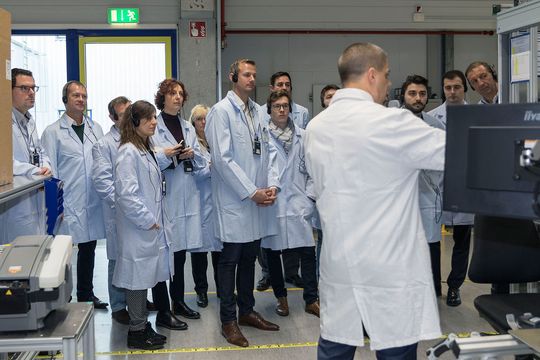 Insgesamt 60 Teilnehmer informierten sich vor Ort bei Rohde & Schwarz in Memmingen über industrieübergreifende smarte Lösungen.