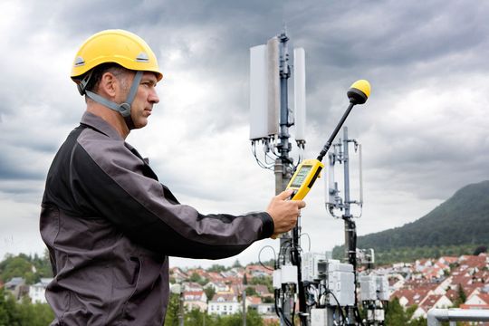 Arbeitsschutz mit dem NBM-550: Bei Arbeiten an Sendemasten lässt sich mit der passenden Sonde die Feldstärke problemlos ablesen. Arbeitsschutz mit dem NBM-550: Bei Arbeiten an Sendemasten lässt sich mit der passenden Sonde die Feldstärke problemlos ablesen.