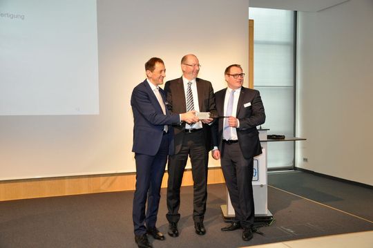 Die drei Geschäftsführer Ralph Engel, Andreas Kohl und Christian Muckenhaupt (v.l.) verkünden auf der SPS IPC Drives ihre Zusammenarbeit. Die drei Geschäftsführer Ralph Engel, Andreas Kohl und Christian Muckenhaupt (v.l.) verkünden auf der SPS IPC Drives ihre Zusammenarbeit.