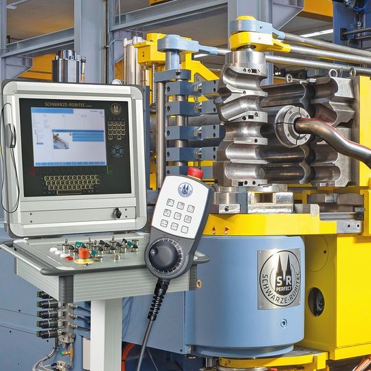 Produktiv, schnell und flexibel Rohre mit kleinsten Radien und ohne Zwischenlängen biegen: die vollständig elektrische CNC-Rohrbiegemaschine CNC 100 E TB MR mit Mehrebenentechnik. Produktiv, schnell und flexibel Rohre mit kleinsten Radien und ohne Zwischenlängen biegen: die vollständig elektrische CNC-Rohrbiegemaschine CNC 100 E TB MR mit Mehrebenentechnik.