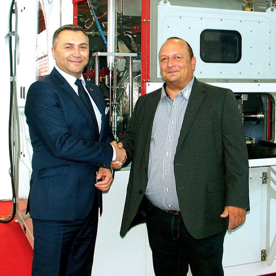 Harald Eiberger (rechts), Geschäftsführer der EVT Eiberger Verfahrenstechnik, und Zbigniew Kurant, Geschäftsführer von GT85 Polska, besiegeln die Vertriebspartnerschaft. Harald Eiberger (rechts), Geschäftsführer der EVT Eiberger Verfahrenstechnik, und Zbigniew Kurant, Geschäftsführer von GT85 Polska, besiegeln die Vertriebspartnerschaft.