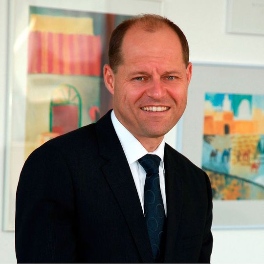 Zum 01. Januar 2018 beginnt Johannes Pfeffer (50) als Sprecher der Geschäftsführung bei EBM-Papst St. Georgen GmbH & Co. KG. Zum 01. Januar 2018 beginnt Johannes Pfeffer (50) als Sprecher der Geschäftsführung bei EBM-Papst St. Georgen GmbH & Co. KG.