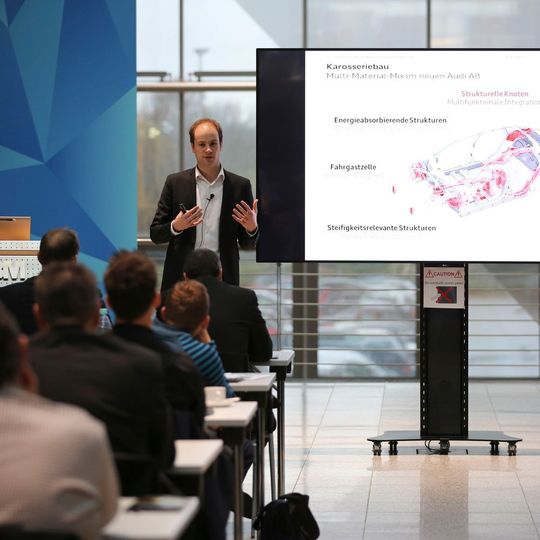 Dr.-Ing. Michael Frauenhofer berichtete über die Herausforderungen automobiler Serienfertigung und den Trend in der klebetechnischen Serienfertigung. Dr.-Ing. Michael Frauenhofer berichtete über die Herausforderungen automobiler Serienfertigung und den Trend in der klebetechnischen Serienfertigung.