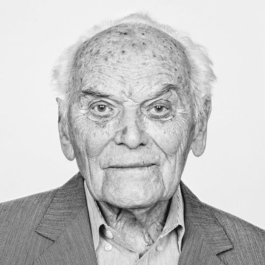 Es ist bekannt, dass vor allem Männer von den Langlebigkeitsvarianten in FOXO3 profitieren. Erich Walde wurde 1905 in Halle an der Saale geboren. Für den Bildband „100 Jahre Leben“ portraitierte ihn der Fotograf Andreas Labes. Es ist bekannt, dass vor allem Männer von den Langlebigkeitsvarianten in FOXO3 profitieren. Erich Walde wurde 1905 in Halle an der Saale geboren. Für den Bildband „100 Jahre Leben“ portraitierte ihn der Fotograf Andreas Labes.