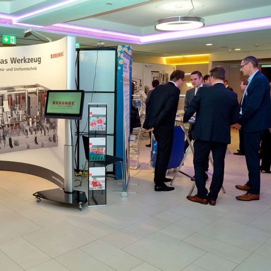 Die begleitende Ausstellung des letzten Kongress Stanztechnik hat regen Anklang gefunden, dum wird es in diesem Jahr wieder eine solche geben. Die begleitende Ausstellung des letzten Kongress Stanztechnik hat regen Anklang gefunden, dum wird es in diesem Jahr wieder eine solche geben.