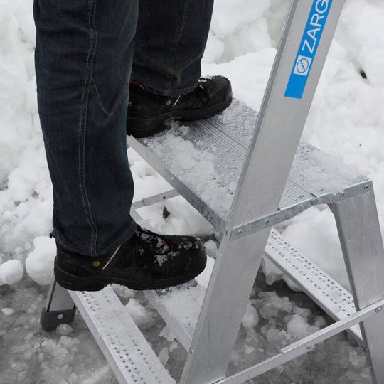 Für Speditionsmitarbeiter ist sicherer Stand im Winter besonders wichtig, wenn sie ihr Gefährt enteisen müssen. Für Speditionsmitarbeiter ist sicherer Stand im Winter besonders wichtig, wenn sie ihr Gefährt enteisen müssen.