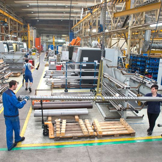 Fertigung von Schnecken unterschiedlicher Größen in der Produktion München. Sie gehören zum Herzstück der Maschinen und verteilen später geschmolzenen Kunststoff gleichmäßig in eine Form. Fertigung von Schnecken unterschiedlicher Größen in der Produktion München. Sie gehören zum Herzstück der Maschinen und verteilen später geschmolzenen Kunststoff gleichmäßig in eine Form.