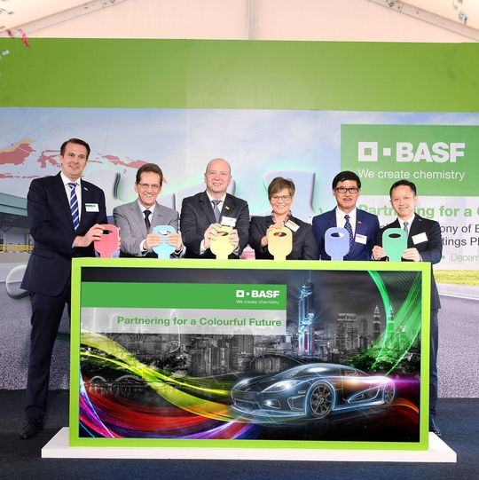 BASF feiert die Eröffnung ihrer ersten Produktionsanlage für Automobillacke in Thailand: (V.l.n.r.) Frank Naber (Vice President, Regional Business Management, Automotive OEM Coatings Asia Pacific, BASF), Peter Fischer (Senior Vice President, Coatings Solutions Asia Pacific, BASF), Dirk Bremm (President, Coatings division, BASF), Andrea Frenzel (President, South & East Asia, ASEAN & ANZ, BASF), Petrus Ng (Chairman and Managing Director of BASF Group in Thailand) und Gecha Rivirulh (Director, ASEAN Coatings Business Management, BASF) BASF feiert die Eröffnung ihrer ersten Produktionsanlage für Automobillacke in Thailand: (V.l.n.r.) Frank Naber (Vice President, Regional Business Management, Automotive OEM Coatings Asia Pacific, BASF), Peter Fischer (Senior Vice President, Coatings Solutions Asia Pacific, BASF), Dirk Bremm (President, Coatings division, BASF), Andrea Frenzel (President, South & East Asia, ASEAN & ANZ, BASF), Petrus Ng (Chairman and Managing Director of BASF Group in Thailand) und Gecha Rivirulh (Director, ASEAN Coatings Business Management, BASF)