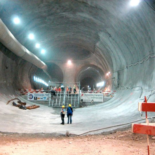 Der Abbau von hartem Gestein wie Granit ist ein langwieriger, energieintensiver Prozess, unabhängig davon ob im Bergbau oder im Tunnelbau. Der Abbau von hartem Gestein wie Granit ist ein langwieriger, energieintensiver Prozess, unabhängig davon ob im Bergbau oder im Tunnelbau.
