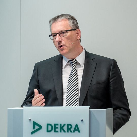 Dekra-Chef Stefan Kölbl fordert die Politik in Sachen Stickoxid-Abgasmessung zum Handeln auf.