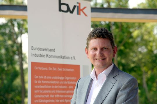 Aktuell leitet Dr. Andreas Bauer als Vice President Marketing die Bereiche Marketing & PR der KUKA Roboter GmbH. Aktuell leitet Dr. Andreas Bauer als Vice President Marketing die Bereiche Marketing & PR der KUKA Roboter GmbH.