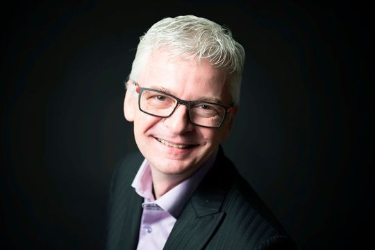 Stefan Häseli regt als ehemaliger Kabarettist und gefragter Infotainer täglich dazu an, wirkungsvolle Kommunikation mit Spaß zu erleben. Der 5-Sterne-Redner ist Autor zahlreicher Bücher und bekannt als Ratgeber in Radio- und TV-Sendungen. Für die Medien analysiert er regelmäßig aktuelle Ereignisse als ‚kommunikativer Beobachter’. Stefan Häseli regt als ehemaliger Kabarettist und gefragter Infotainer täglich dazu an, wirkungsvolle Kommunikation mit Spaß zu erleben. Der 5-Sterne-Redner ist Autor zahlreicher Bücher und bekannt als Ratgeber in Radio- und TV-Sendungen. Für die Medien analysiert er regelmäßig aktuelle Ereignisse als ‚kommunikativer Beobachter’.