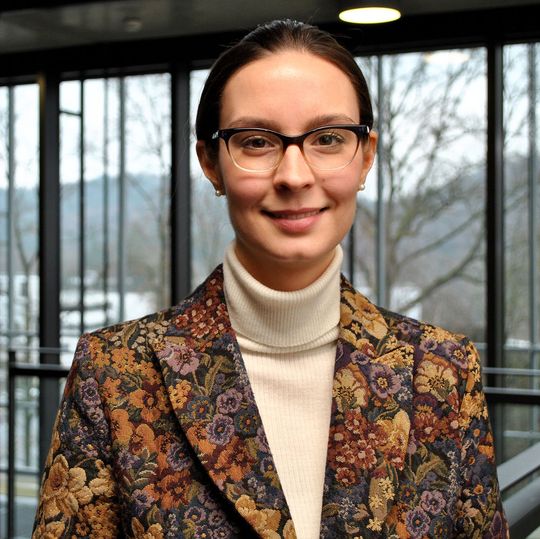 Ärzte sollen in Zukunft bei der Krebstherapie besser vorhersagen können, welches Medikament für einen bestimmten Patienten die besten Heilungschancen verspricht: Das Biotech-Unternehmen Roche hat die Forscherin Lara Schneider, wissenschaftliche Mitarbeiterin am Lehrstuhl von Prof. Hans-Peter Lenhof, hierfür mit dem ersten Preis des „Future X Healthcare Awards“ in der Kategorie „Scientific Excellence“ ausgezeichnet. Ärzte sollen in Zukunft bei der Krebstherapie besser vorhersagen können, welches Medikament für einen bestimmten Patienten die besten Heilungschancen verspricht: Das Biotech-Unternehmen Roche hat die Forscherin Lara Schneider, wissenschaftliche Mitarbeiterin am Lehrstuhl von Prof. Hans-Peter Lenhof, hierfür mit dem ersten Preis des „Future X Healthcare Awards“ in der Kategorie „Scientific Excellence“ ausgezeichnet.