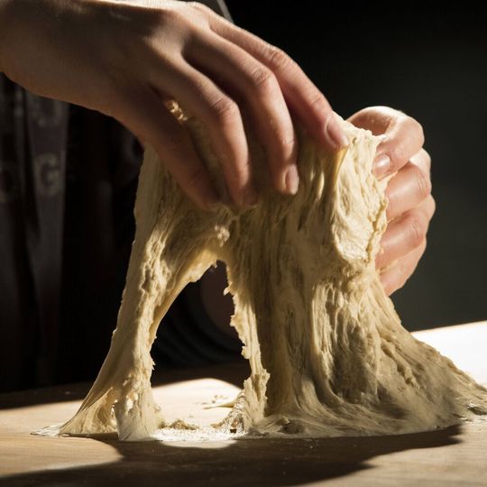 Ob Weihnachtsplätzchen oder Pizzateig – beim Backen bleiben häufig Teigreste an der Arbeitsplatte, an Schüsseln oder Knetelementen kleben. Das führt in Bäckereien zu Produktionsausfällen. Ob Weihnachtsplätzchen oder Pizzateig – beim Backen bleiben häufig Teigreste an der Arbeitsplatte, an Schüsseln oder Knetelementen kleben. Das führt in Bäckereien zu Produktionsausfällen.