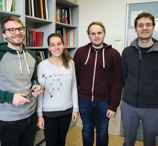 Abb. 1: V.l.n.r: Ludwig Huber, Kerstin Hoffmann, Stefan Thumser und Dr. Henry Dube vom Department Chemie der LMU Abb. 1: V.l.n.r: Ludwig Huber, Kerstin Hoffmann, Stefan Thumser und Dr. Henry Dube vom Department Chemie der LMU